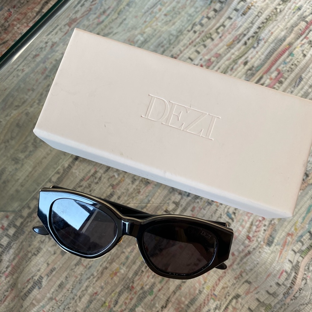 Dezi “Charge It” Sunglasses